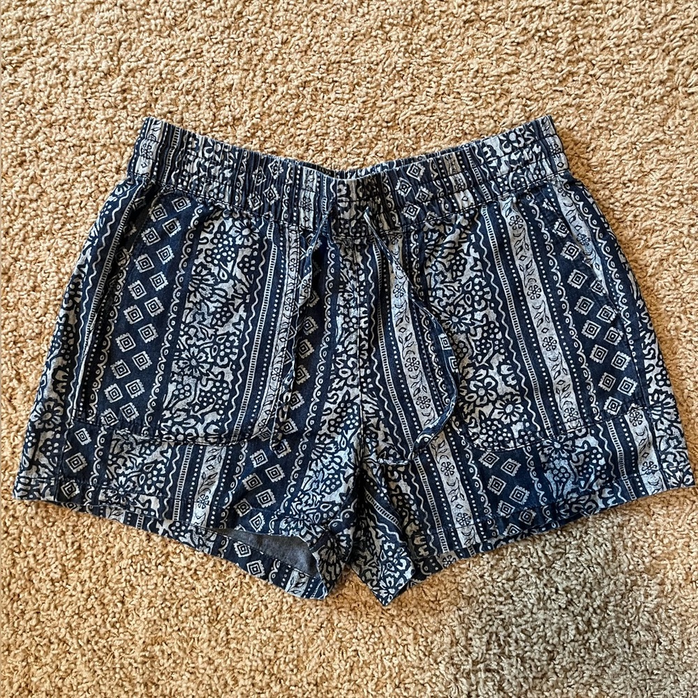 Calvin Klein Women’s Navy Blue and White Patterned Shorts Size 2